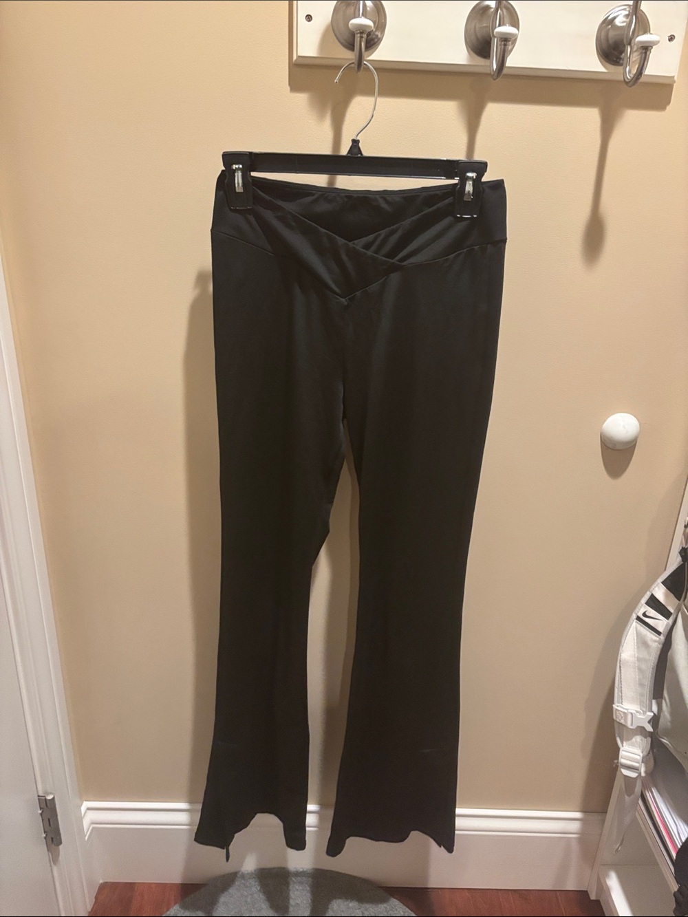 SHEIN Black V-Waist Flare Leggings